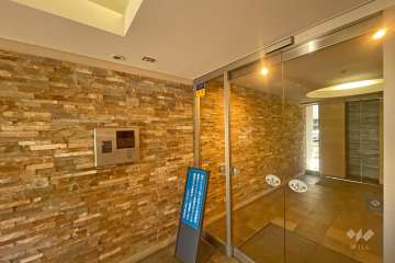 エントランスはオートロック付きです。