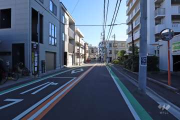 敷地北側の前面道路(西側から)