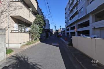 敷地西側の前面道路(南側から)