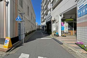 敷地の南側前面道路（東側から）