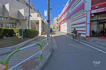 敷地の北側前面道路（東側から）