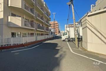 敷地東側の前面道路（南側から）