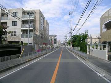 敷地の北側は二車線のバス通りです。