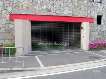 駐車場入り口（リングシャッター付き）