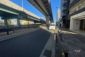敷地西側の前面道路（南側から）