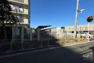 北側駐車場の出入り口と駐輪場