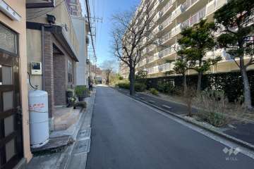 敷地東側の前面道路（北側から）