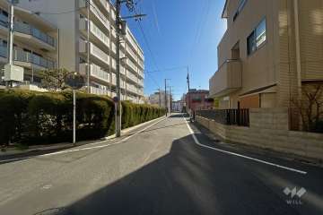 敷地西側の前面道路（北側から）