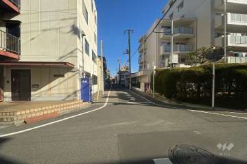 敷地北側の前面道路（西側から）