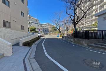 敷地南側の前面道路（東側から）