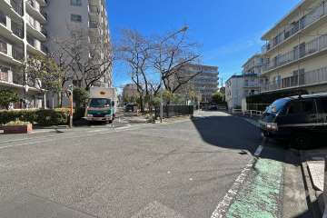 敷地南側の前面道路（西側から）