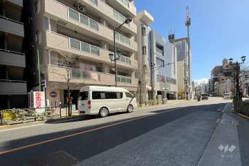 敷地西側の前面道路