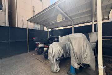 バイク置き場（屋根付き）