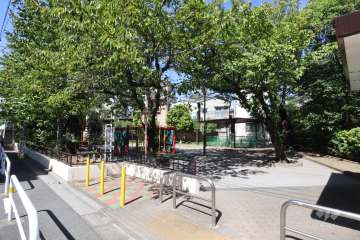 敷地に隣接する町屋七丁目児童遊園　