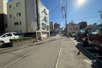 敷地の北側前面道路（西側から）