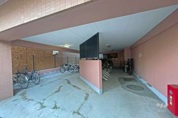 屋内に設けられた駐輪場