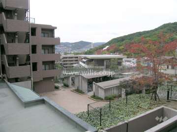 周辺は閑静な高台の住宅地。北方向には五月山が見渡せます。
