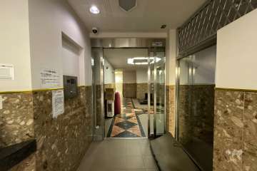 エントランスはオートロック付きです。