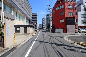 敷地南側の前面道路(西側から)