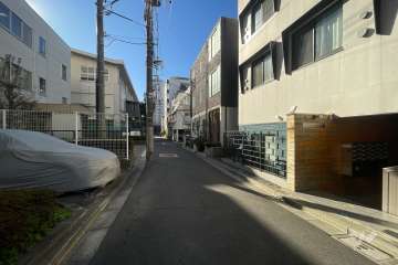 敷地西側の前面道路（北側から）