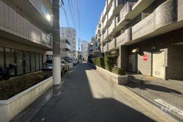 敷地の東側前面道路（北側から）