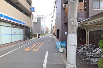 敷地北側の前面道路（東側から）