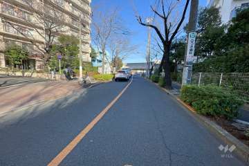 敷地南側の前面道路