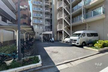 敷地内駐車場（屋外平面式）と駐輪場