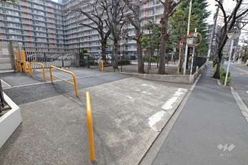 駐車場の出入り口（ゲート付き）