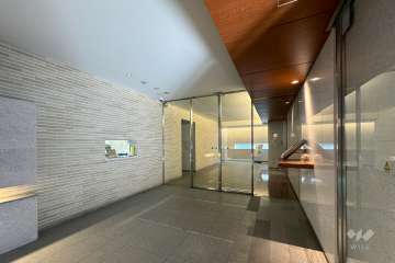 エントランスはオートロック付きです。