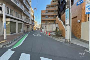 敷地北側の前面道路（西側から）