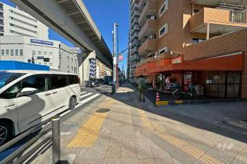 敷地西側は都道58号（尾久橋通り）に面しています。