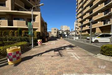 敷地の南側前面道路（東側から）