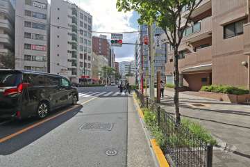 敷地南側の前面道路（東側から）は、日暮里中央通りです。