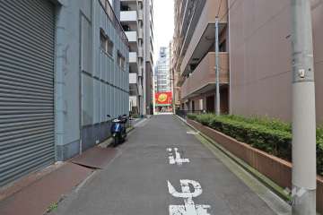 敷地北東側の前面道路（北西側から）