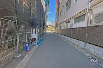 敷地の西側前面道路（北側から）