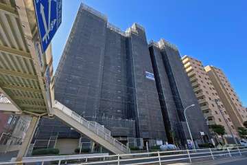 ライオンズマンション荒川公園の外観（北西側から）　※修繕工事中（2024年4月）