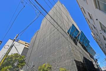 ライオンズマンション荒川公園の外観（北西側から）　※修繕工事中（2024年4月）