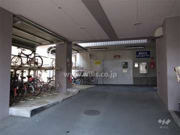 駐車場入り口と駐輪場