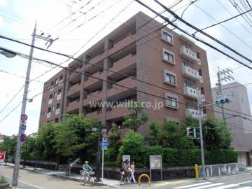 グランクレスト池田満寿美町の外観（北東側から）敷地の3方が接道しています。