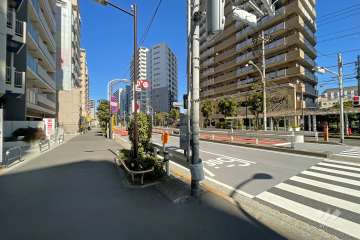 敷地北東側の前面道路（南東側から）