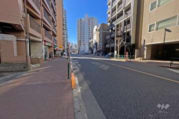 敷地の北西側前面道路（北東側から）
