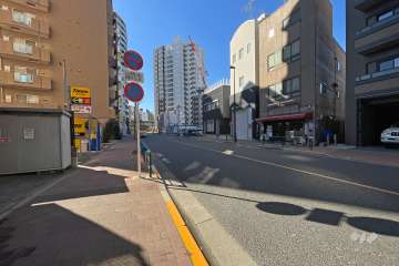 敷地西側の前面道路（北側から）