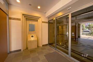 エントランスはオートロック付きです。