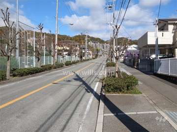 周辺は南斜面地の住宅地。突き当たり奥がメロディーハイム池田五月山ヒルズビューです。