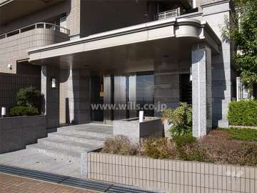 エントランス。石張りで豪華な雰囲気です。