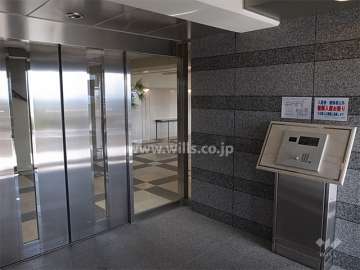 エントランスはオートロック付き。エントランスホールは広く、ソファセットもあります。