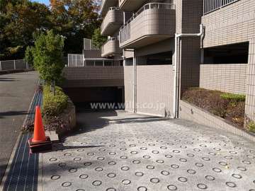 地階にある駐車場へのアプローチ。入り口はリングシャッター付きです。