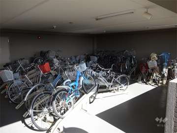 駐輪場にはラックが付いています。