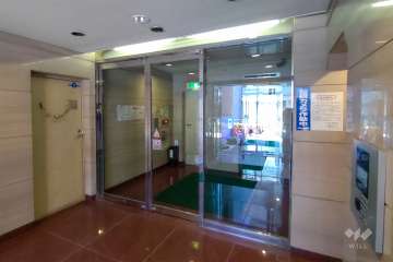 エントランスはオートロック付きです。